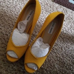 Super cute canary yellow pumps